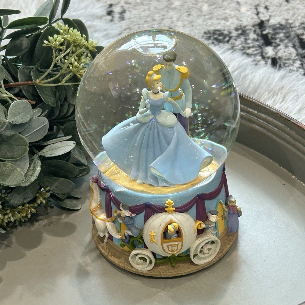 Enesco Disney Cinderella & Prince Charming Musical Snow Globe 'I Love You Truly'
